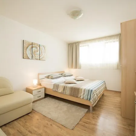 Hanna Apartment Split