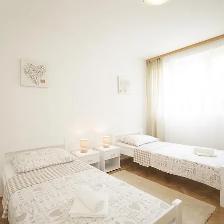 Hanna Apartment Split